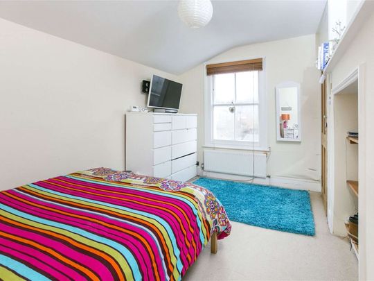 Superb two bedroom first floor flat located in Balham. - Photo 1