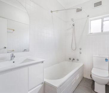 WELL MAINTAINED IN FANTASTIC LOCATION. - Photo 6