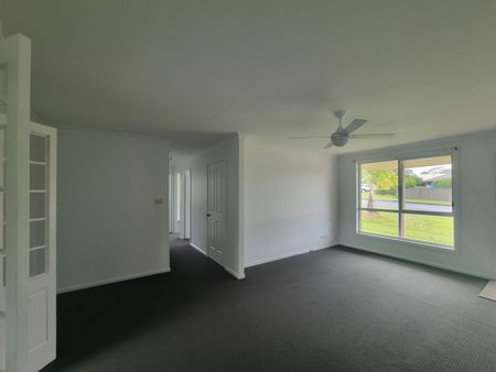Three bedroom Family Home - Photo 2