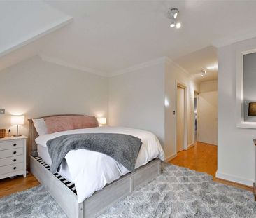 A spacious and impressive town house with ground floor rear extensi... - Photo 6