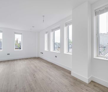 River Front, Enfield, London, EN1 - Photo 5