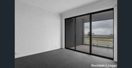 Live Where Lifestyle Meets Luxury in Grand View Estate! - Photo 2