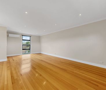 Flipped Coburg living - Photo 3