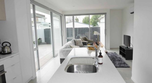 ST ALBANS - MODERN 2 BEDROOM, 2 X BATHROOM TOWNHOUSE, SINGLE GARAGE - Photo 1