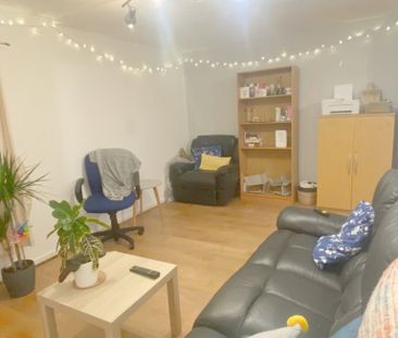 3 Bedroom Flat - Photo 6