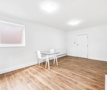 3 bedroom flat to rent - Photo 2