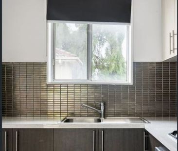 Move in and Enjoy – Prime Essendon Address - Photo 5