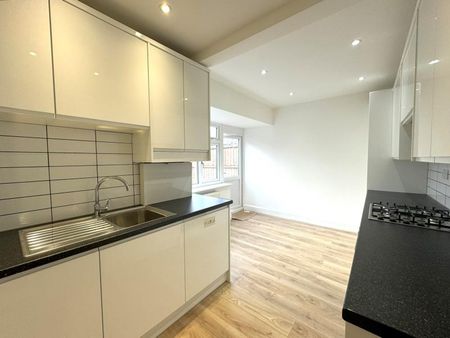 Fenton Avenue, Staines, Surrey, TW18 - Photo 3