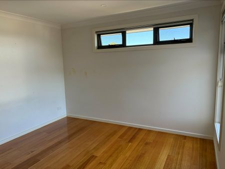 Modern 3-Bedroom Townhouse for Rent in Prime Lilydale Location - Photo 2