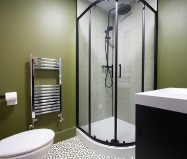 STUNNING DOUBLE ROOMS IN PROFESSIONAL FEMALE HOUSE IN LIVERPOOL Room 2 - Photo 5