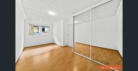 3 Bedroom unit in convenient location - Photo 2