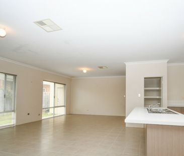 Spacious 4x2 Family Home - Prime Location! - Photo 4