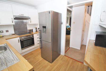 Westover Court, High Wycombe - Photo 2