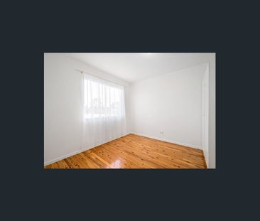 5 mins walk to train station - Photo 1