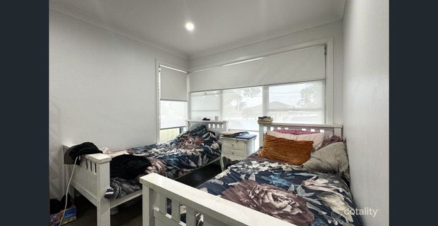 Rare Opportunity: Rent the Entire 5-Bed Property – Main Home + Granny Flat, Massive Space! - Photo 1