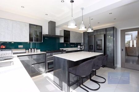 4 bedroom semi-detached house to rent - Photo 4