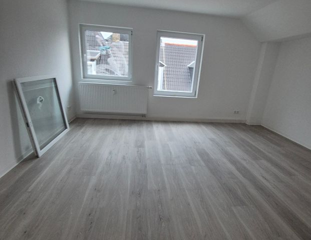Kleine modernisierte 2 ZKB Wohnung im 4.OG Dachgeschoß ohne Aufzug zu vermieten - Photo 1