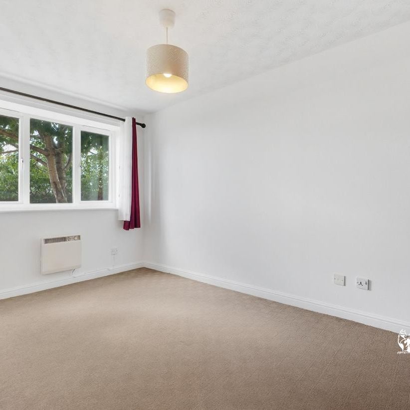 St. Leonards Close, Grays, RM17 - Photo 1