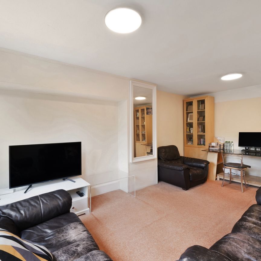 More Close, St. Paul's Court, Hammersmith, London, W14 - Photo 1