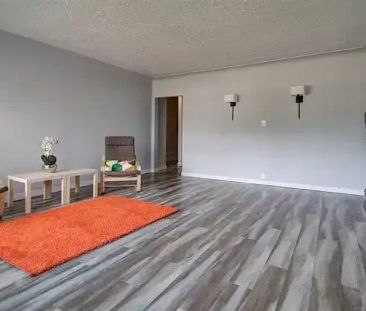 Spacious convenient 3 Bedroom Mainfloor | 2 - 11029 135 Street Nort... - Photo 1