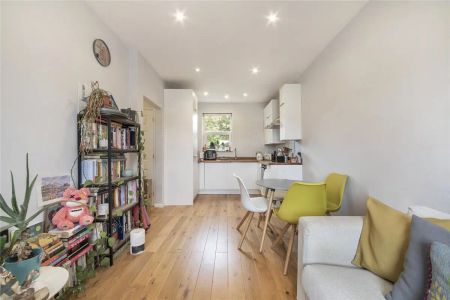 1 bedroom flat in London - Photo 2