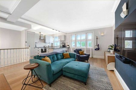 SHORT LET - Arranged over the top two floors of this well-maintained period conversion, and offering in excess of 1,200 sq ft, is this stylish & modern three bedroom, two bathroom apartment. - Photo 5