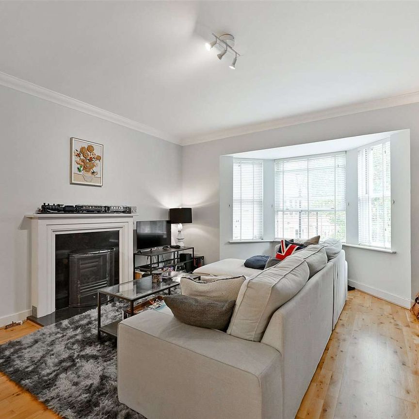 A spacious and impressive town house with ground floor rear extension in this sought after development. - Photo 1