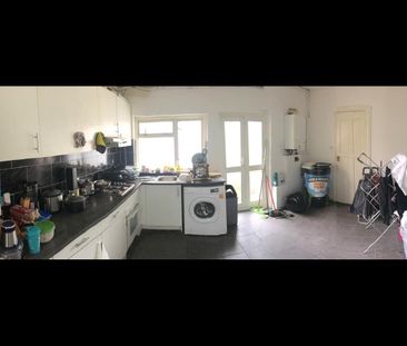 Room in a Shared House, Southend Road, E6 - Photo 2