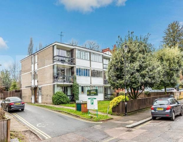 Spacious one bedroom property on a beautiful tree lined street - Photo 1