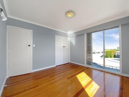 Bright, spacious and sunny property - Photo 4