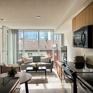 Spacious 2 Bed, 2 Bath in Queen West with Balcony and King Sized Prima - Photo 2