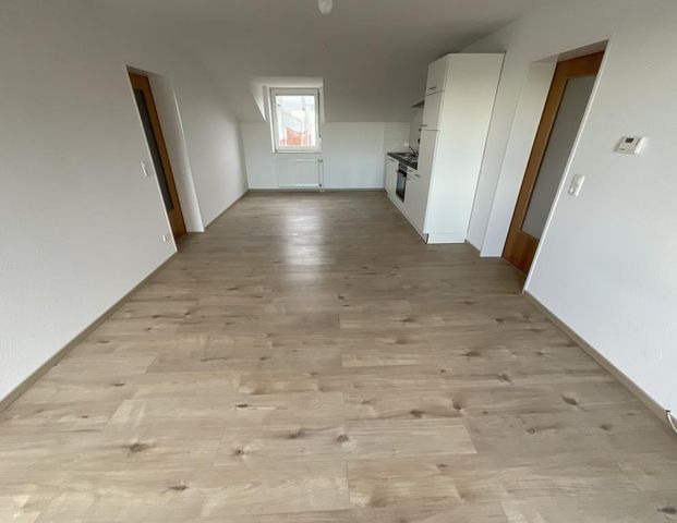 Wohnen direkt am Wasser! 2-ZKB-Balkonwohnung mit Einbauküche direkt am Bontekai zu vermieten! - Foto 1