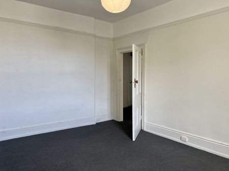 Updated and ready, right in the City Centre! - Photo 2