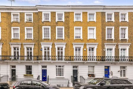 This is a beautifully presented 5 bedroom house in a prime Chelsea location. The property has a west facing garden and is ideally located moments from the Kings Road. - Photo 5