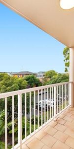 OVERSIZED THREE BEDROOM WITH PARKING! - Photo 4