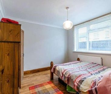 Courtenay Road, Woking, Surrey, GU21 - Photo 2