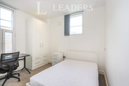 4 bedroom flat to rent - Photo 4