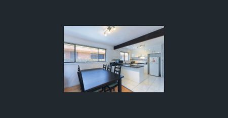 SPACIOUS FAMILY HOME - Photo 4