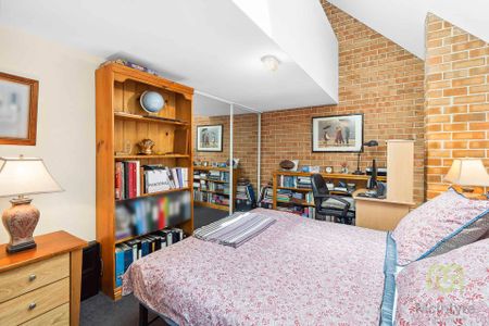 Stunning 3-Storey Kingston Townhouse - Photo 5