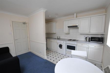 3 bedroom flat to rent - Photo 4