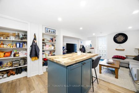 826 Carlaw Avenue #Lower - Photo 2