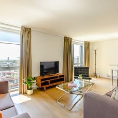 Three Bedroom Flat to rent in London - Photo 1