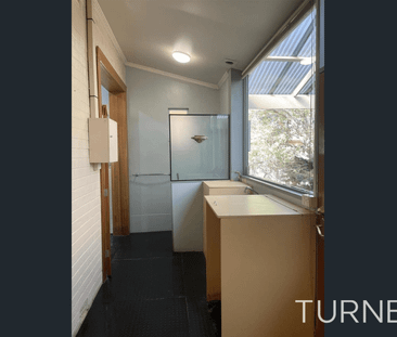 CHARMING SPACIOUS 2 BEDROOM HOME - Photo 4