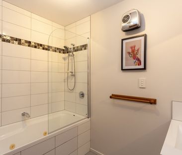 Private 3 bedroom family home – gardener included! - Photo 4