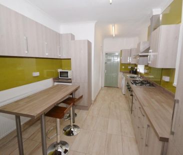 6 bedroom detached house to rent - Photo 4