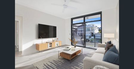 Fully Renovated North-Facing Apartment with Lock-Up Garage by the Coast - Photo 5