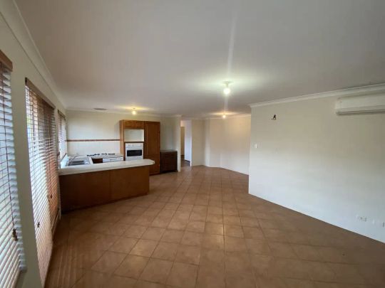 “QUAINT HOME WIITH POOL - AIR CONDITIONING - OPPOSITE PARK” - Photo 1