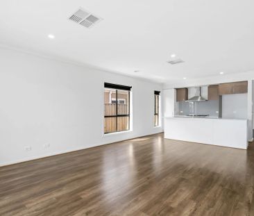 Modern 4-Bedroom Home with Spacious Backyard - Photo 3