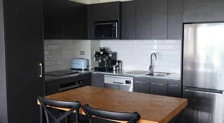 Stylish Furnished Harbour-View Apartment – Lock Up - Photo 2