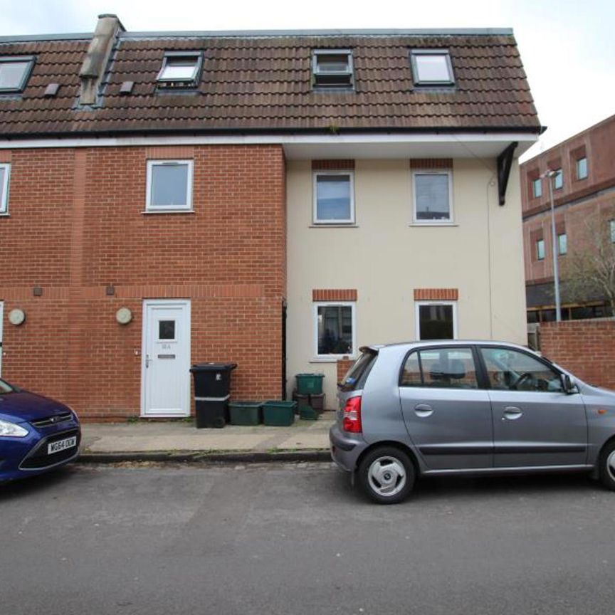 A brilliant 4 bed townhouse situated in a great Bishopston area. Set over 3 storeys, this property benefits from being within a short distance of the hustle and bustle of the ever popular Gloucester Road and its eclectic mix of shops, cafes and pubs. Please contact for more details... - Photo 1